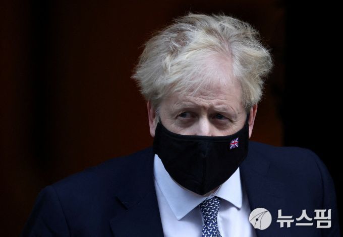 보리스 존슨 영국 총리가 런던 관청가인 다우닝 스트리트를 걷고 있다. 2022.01.12 [사진=로이터 뉴스핌]