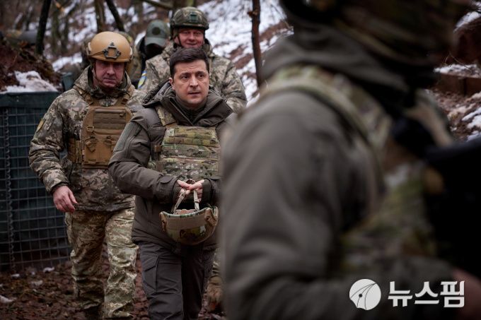 도네츠크 인근 국경에 배치된 군 부대를 방문한 볼로디미르 젤렌스키 우크라이나 대통령(가운데) [사진=로이터 뉴스핌]