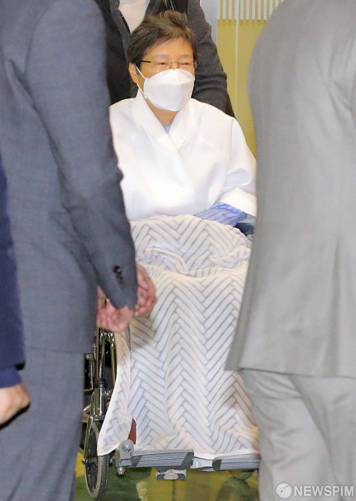 [서울=뉴스핌] 백인혁 기자 = 신종 코로나바이러스 감염증(코로나19) 확진자 밀접 접촉자로 분류된 뒤 병원에서 격리를 마치고 머물던 박근혜 전 대통령이 2021년 2월 9일 오후 서울 서초구 서울성모병원에서 퇴원하고 있다. 2021.02.09 dlsgur9757@newspim.com