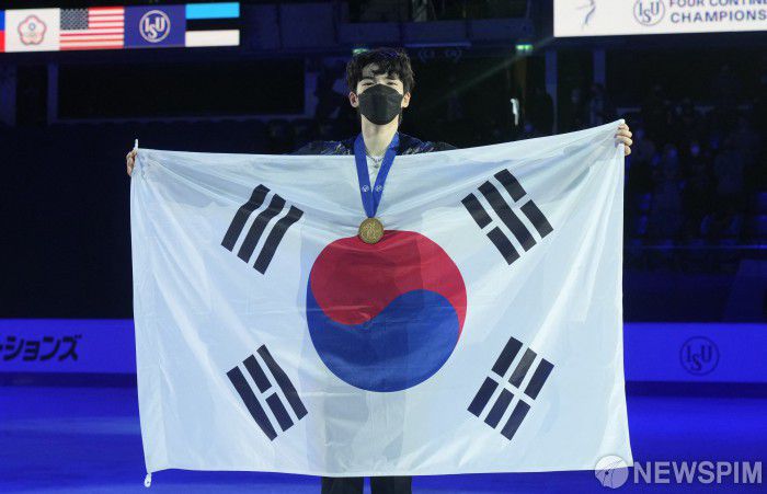 [에스토니아= 로이터 뉴스핌] 김용석 기자 = 23일(한국시간) 에스토니아 탈린의 톤디라바 아이스 홀에서 열린 2022 ISU 4대륙선수권대회 남자 싱글에서 금메달을 목에 건 차준환. 2021.01.23 fineview@newspim.com