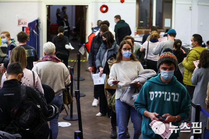 영국 런던 시민들이 신종 코로나바이러스 감염증(코로나19) 백신 접종을 위해 대기하고 있다. 2021.12.15 [사진=로이터 뉴스핌]