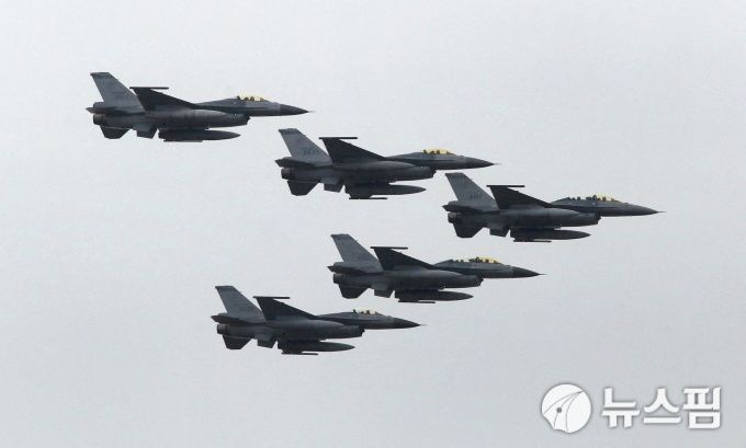 대만 공군의 F-16 전투기가 훈련하고 있다. 2015.07.04 [사진=로이터 뉴스핌]