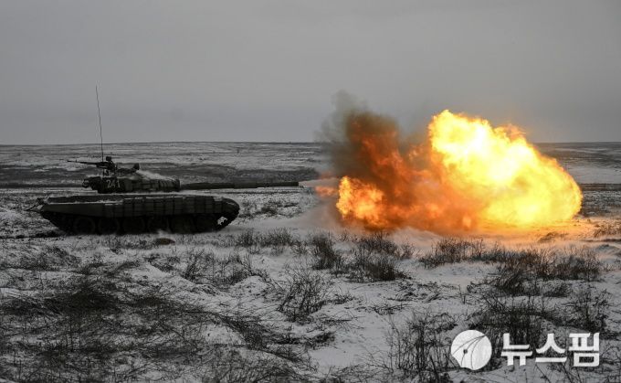 국경지대에서 훈련중인 러시아군 탱크. [사진=로이터 뉴스핌]