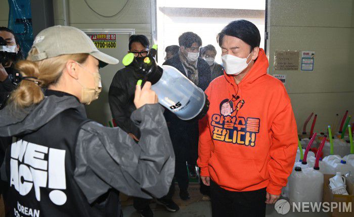 [남양주=뉴스핌] 국회사진취재단 = 안철수 국민의당 대선후보가 7일 오전 동물보호단체 위액트 남양주 대피소에서 봉사활동을 하고 있다. 2022.01.07 photo@newspim.com