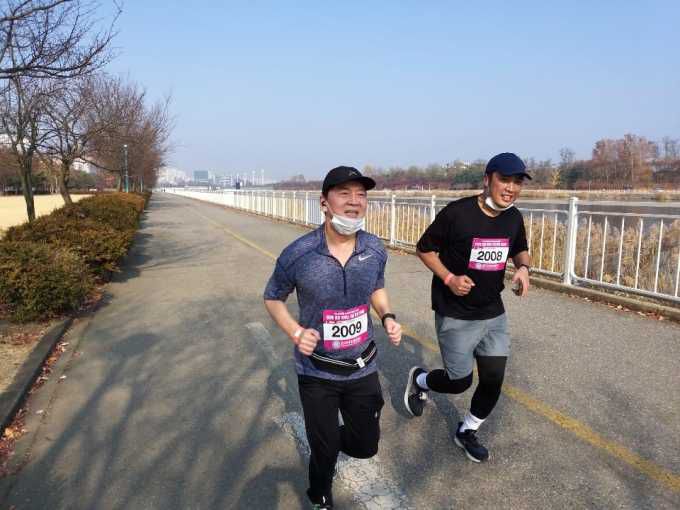 [서울=뉴스핌] 김은지 기자 = 송경택 국민의당 선거대책위원회 비서실 부실장이 지난해 4월 안철수 당 대선 후보와 러닝을 하고 있는 사진을 공개했다. [사진=송경택 부실장 페이스북] 2022.01.25 kimej@newspim.com