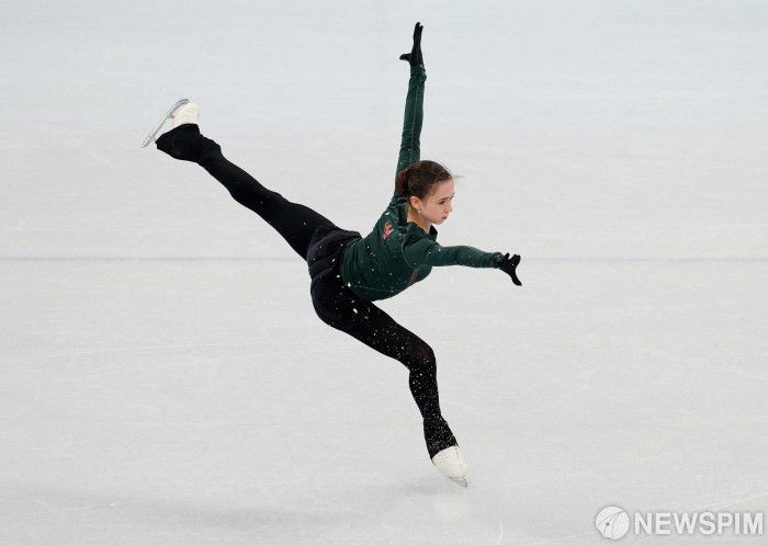 [베이징= 로이터 뉴스핌] 김용석 기자 = '여자 피겨' 신기록 제조기 러시아의 카밀라 발리예바(16)가 2일 중국 베이징동계올림픽 캐피털 실내경기장에서 훈련하고 있는 모습. 발리예바는 남자도 하기 힘든 고난도 4회전 점프인 쿼드러플 살코, 쿼드러플 토루프 등을 깔끔하게 처리, 국제 대회마다 세계 신기록을 세우고 있다. 베이징 동계올림픽에서도 일본 피겨 스타 하뉴 유즈루(27)와 함께 유력한 금메달 후보로 손꼽히고 있다. 발리예바는 미국의 미케일라 시프린 등과 함께 미국 타임지가 선정한 베이징올림픽 '주목할 선수들'에도 이름을 올렸다. 2022.02.03 fineview@newspim.com
