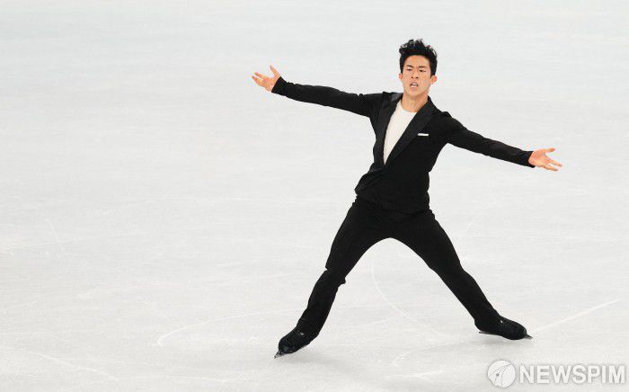 [베이징= 로이터 뉴스핌] 김용석 기자 = 베이징동계올림픽 피겨스케이팅 남자 싱글에서 강력한 금메달 후보로 꼽히는 네이선 첸(미국)이 단체전 첫 무대에서 개인 최고 점수를 경신했다. 첸은 4일(한국시간) 중국 베이징 캐피탈 실내경기장에서 열린 팀 이벤트(단체전) 남자 싱글 쇼트프로그램에서 쿼드러플(4회전) 점프 2개를 깜끔하게 성공시켜 기술점수(TES) 63.85점, 예술점수(PCS) 47.86점, 총점 111.71점을 획득했다.  이로써 첸은 2019년 12월 국제빙상경기연맹(ISU) 그랑프리 파이널에서 세웠던 쇼트프로그램 최고 점수(110.38점)를 경신, 1위를 차지했다. 이 기록은 라이벌인 일본의 하뉴 우즈루(111.82점)에 0.11점차밖에 나지 않는다. 2022.02.04 fineview@newspim.com
