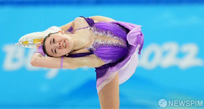 [베이징= 로이터 뉴스핌] 김용석 기자 ='16세 신기록 제조기' 카밀라 발리예바가 완벽한 연기로 1위에 올랐다. 발리예바는 6일(한국시간 중국 베이징 캐피털 실내경기장에서 열린 2022 베이징동계올림픽 팀 이벤트(단체전) 여자 싱글 쇼트프로그램에서 기술점수(TES) 51.67점, 예술점수(PCS) 38.51점을 합해 총점 90.18점을 기록, 1위을 차지했다. 2022.02.06 fineview@newspim.com