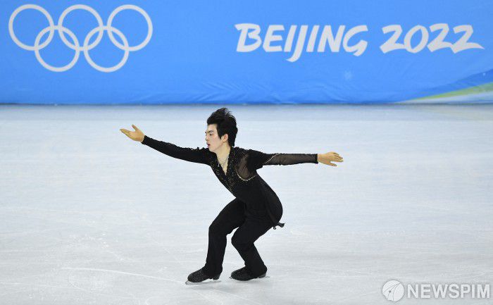 [베이징 로이터=뉴스핌] 배정원 기자 = 차준환이 지난 8일(한국시간) 중국 베이징 캐피탈 실내경기장에서 열린 2022베이징 동계올림픽 피겨스케이팅 남자 싱클 쇼트 프로그램에서 한국 남자 싱글 최고점수를 기록했다. 차준환은 기술점수(TES) 54.30점과 예술점수(PCS) 45.21점을 합해 총점 99.51점으로 4위를 차지했다. 2022. 02. 09.  jeongwon1026@newspim.com