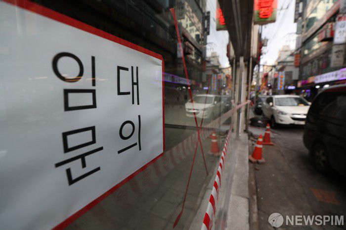 [서울=뉴스핌] 정일구 기자 = 봄의 시작을 알리는 절기상 입춘(立春)인 4일 오후 서울 영등포구 영등포역 먹자골목의 한 폐업가게에 임대 안내문이 붙어 있다. 이날 정부는 오미크론 확산에 따른 사적모임 6인 제한과 오후 9시 영업시간 제한 등 현행 신종 코로나바이러스 감염증(코로나19) 사회적 거리두기 방침을 오는 7일부터 20일까지 2주간 연장한다고 발표했다. 2022.02.04 mironj19@newspim.com