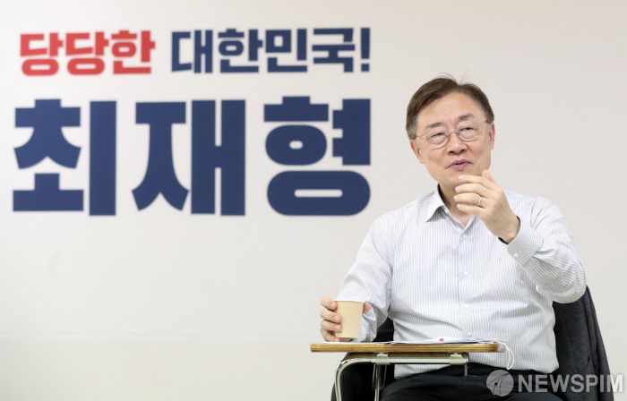 [서울=뉴스핌] 최상수 기자 = 최재형 전 감사원장이 지난해 10월 3일 오후 서울 여의도 캠프에서 청년들로 구성된 '거꾸로 멘토단'과 토론을 하고 있다. 2021.10.03 kilroy023@newspim.com