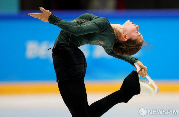 [베이징 로이터=뉴스핌] 김용석 기자 = '피겨 요정' 카밀라 발리예바(러시아올림픽위원회·ROC)가 12일(한국시간) 중국 베이징 캐피털 실내 경기장에서 공식 훈련에 열중하고 있다. 외신은 도핑 의혹에도 발리예바가 15일 여자 싱글 경기에 출전할 것이라고 전망하고 있다. 16세인 미성년자인데다가 지난달 에스토니아 탈린에서 열린 국제빙상경기연맹 유럽선수권을 앞두고 제출한 샘플에서 금지 약물이 검출됐기 때문이다. 스포츠중재재판소(CAS)의 판결은 조만간 나올 것으로 보인다. 2022.02.12 fineview@newspim.com