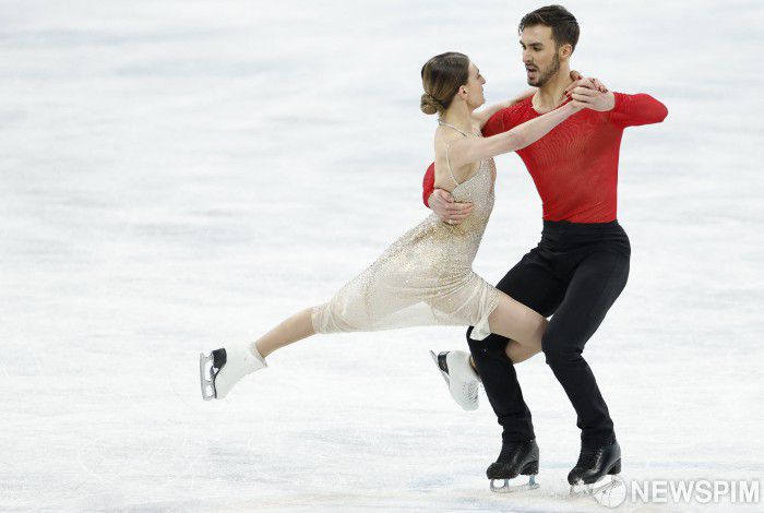 [베이징 로이터=뉴스핌] 배정원 기자 = 14일(한국시간) 중국 베이징 캐피털 실내경기장에서 열린 2022베이징 동계올림픽 피겨스케이팅 아이스댄싱 프리 댄스 경기에서 프랑스가 금메달을 차지했다. 가브리엘라 파파다키스(27)와 기욤 시즈롱(28)은 완벽한 호흡을 자랑하며 기술점수(TES)76.75점, 표현점수(PCS)59.40점과 리듬댄스 점수 90.83점을 합해 총점 226.98점을 받으며 1위에 올랐다. 피겨스케이팅 아이스댄스는 여자선수와 남자선수가 혼성으로 팀을 이뤄 연기를 펼치는 종목이다. 2022. 02. 14. jeongwon1026@newspim.com