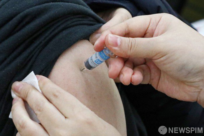 [서울=뉴스핌] 김민지 기자 = 18세 이상 미접종자와 고위험군을 대상으로 한 노바백스 백신 접종이 시작된 14일 오후 서울 양천구보건소에서 기저질환을 가진 한 시민이 노바백스 백신 접종을 받고 있다. 2022.02.14 kimkim@newspim.com