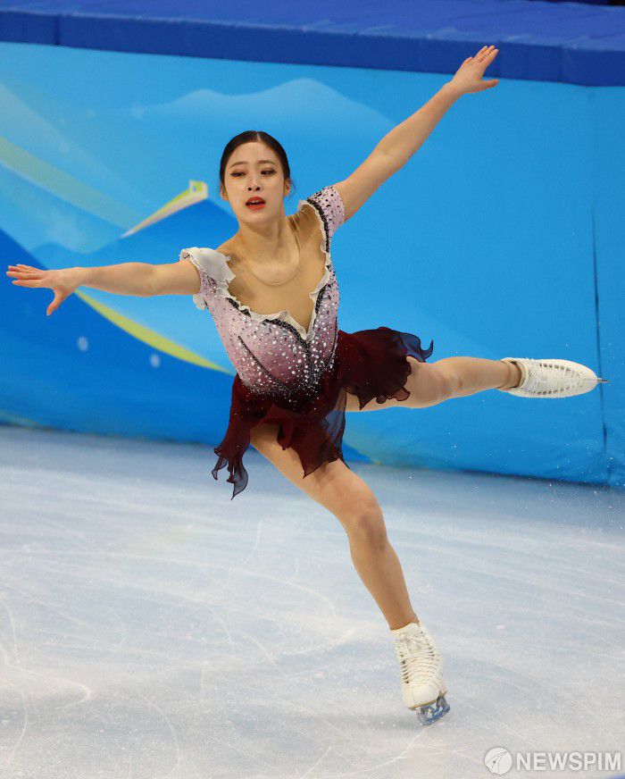 [베이징 로이터=뉴스핌] 소가윤 기자=한국 여자 피겨 간판 유영(19·수리고)이 17일(한국시간) 베이징 캐피털 실내빙상장에서 열린 2022 베이징 동계올림픽' 여자 피겨스케이팅 싱글 프리에 출전해 프리 점수 142.75점, 총점 213.09점을 기록하며 중간 1위로 뛰어올랐다. 유영은 레미제라블OST에 맞춰 클린 연기를 펼쳤다. 2022.02.17 sona1@newspim.com
