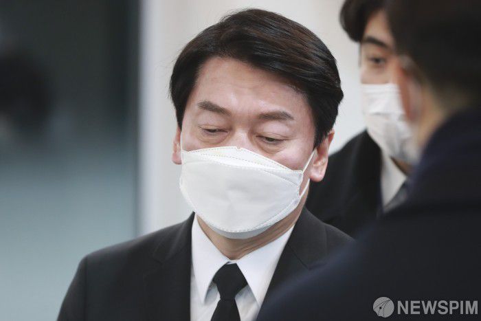 [천안=뉴스핌] 이형석 기자 = 안철수 국민의당 대선후보가 16일 오후 천안 동남구 단국대병원 장례식장에 마련된 손평오 논산·계룡·금산 지역선대위원장의 빈소를 나서고 있다. 2022.02.16 leehs@newspim.com