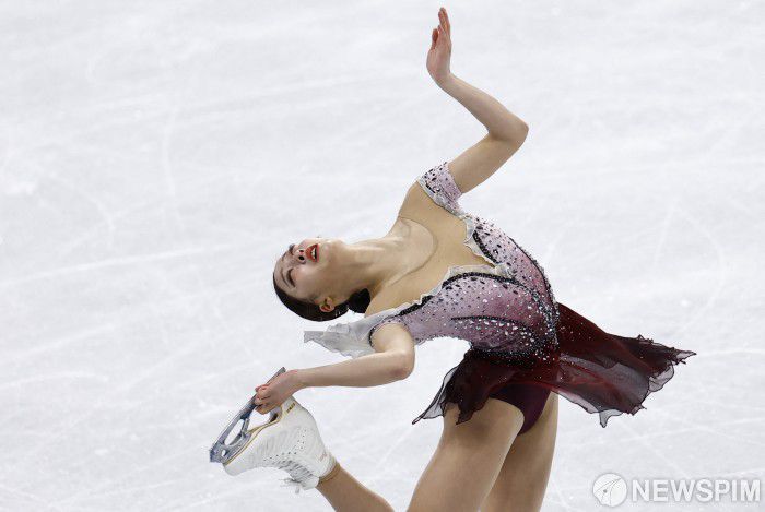 [베이징 로이터=뉴스핌] 김용석 기자 = 유영(19·수리고)은 17일(한국시간) 중국 베이징 캐피털 실내경기장에서 열린 베이징동계올림픽 피겨스케이팅 여자 싱글 프리스케이팅에서 기술점수(TES) 74.16점, 예술점수(PCS) 68.59점, 총점 142.75점을 받았다. 유영은 쇼트 점수 70.34점을 합쳐 최종합계 213.09점을 기록했다. 자신의 개인 최고점(223.23)을 깨진 못했지만, 김연아에 이은 역대 한국 선수 여자 싱글 올림픽 최고점에서 세 번째 순위에 해당한다. 2022.02.17. fineview@newspim.com