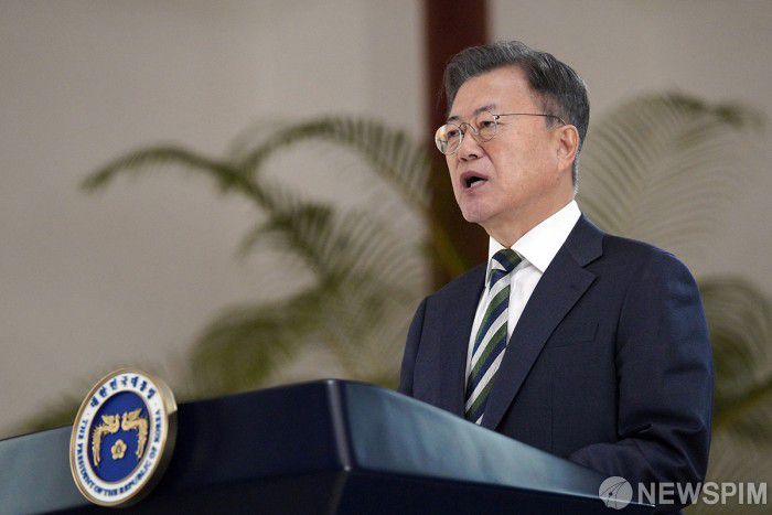 [서울=뉴스핌] 문재인 대통령이 18일 열린 낙동강 하구 기수생태계 복원 비전 보고회에 영상을 통해 축사를 하고 있다. [사진=청와대] 2022.02.18 photo@newspim.com