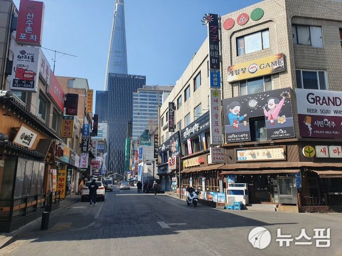 [서울=뉴스핌] 윤준보 기자 = 서울 송파구 방이동 먹자골목. 2022.02.22 yoonjb@newspim.com