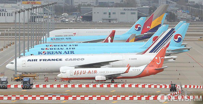 [영종도=뉴스핌] 정일구 기자 = 22일 오후 인천국제공항 주기장에 신종 코로나바이러스 감염증(코로나19) 여파로 여객기들이 멈춰 서있다. 2020.04.22 mironj19@newspim.com