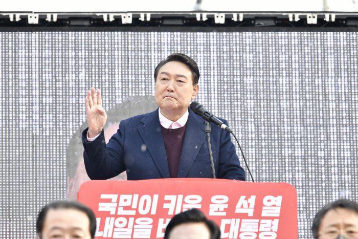 [광주=뉴스핌] 전경훈 기자 = 대선 공식 선거운동 이틀 째인 16일 오전 광주 광산구 송정매일시장에서 윤석열 국민의힘 대선후보가 지지를 호소하고 있다. 2022.02.16 kh10890@newspim.com