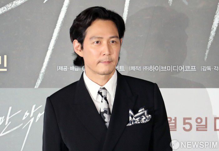 [서울=뉴스핌] 백인혁 기자 = 배우 이정재가 28일 오후 서울 용산구 CGV용산점에서 열린 영화 '다만 악에서 구하소서' 언론시사회에서 취재진을 향해 포즈를 취하고 있다. 2020.07.28 dlsgur9757@newspim.com