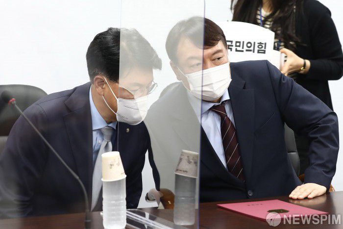 [서울=뉴스핌] 이형석 기자 = 윤석열 국민의힘 대선 후보(우)와 장제원 국민의힘 의원  2021.07.30 leehs@newspim.com