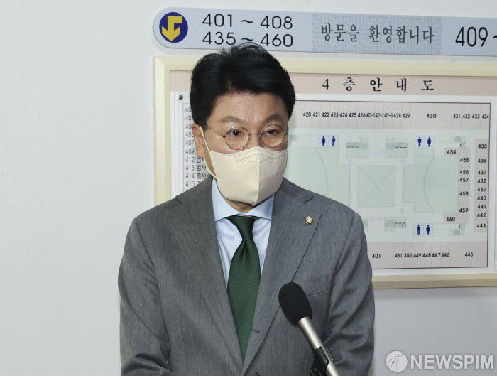 [서울=뉴스핌] 이형석 기자 = 국회 법사위 국민의힘 간사인 장제원 의원이 2일 오후 국회 법사위원장실 앞에서 법무부로부터 제출받은 이재명 더불어민주당 후보의 범죄수사경력 자료와 윤석열 국민의힘 후보의 부동시(不同視) 관련 자료를 열람하지 못한 이유에 관해 설명하고 있다. 2022.03.02 leehs@newspim.com