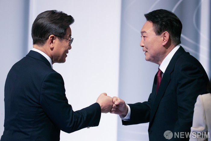 [서울=뉴스핌] 국회사진취재단 = 이재명 더불어민주당후보(왼쪽)와 윤석열 국민의힘 후보hoto@newspim.com