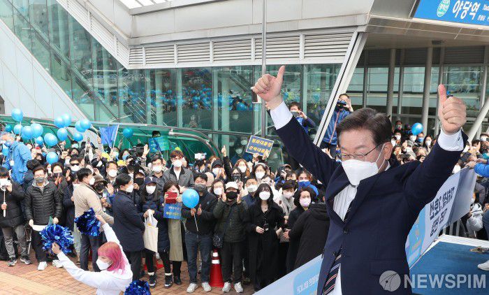 [파주=뉴스핌] 국회사진취재단 = 이재명 더불어민주당 대선 후보가 8일 오후 경기도 파주시 야당동 경의중앙선 야댱역 광장에서 열린 유세에서 지지를 호소하고 있다. 2022.03.08 photo@newspim.com