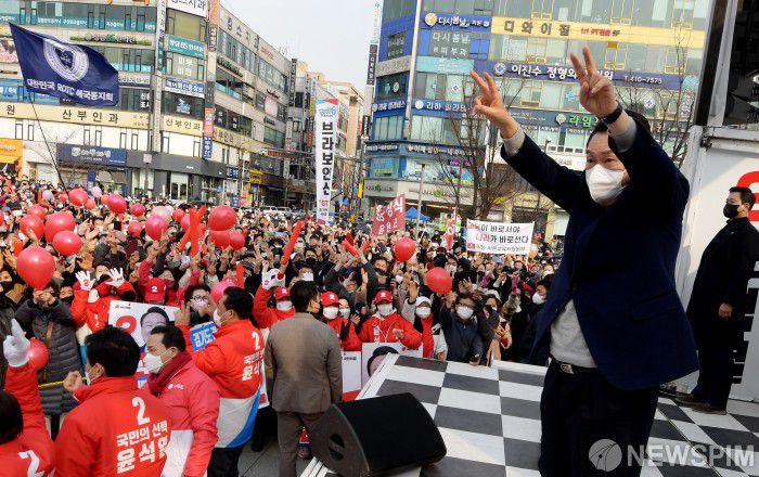 [안산=뉴스핌] 국회사진취재단 = 윤석열 국민의힘 대선 후보가 7일 오후 경기 안산시 단원구 안산문화광장 앞에서 열린 안산 유세에서 지지를 호소하고 있다. 2022.03.07 photo@newspim.com
