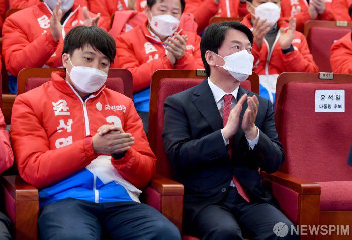 [서울=뉴스핌] 최상수 기자 = 10일 새벽 서울 여의도 국회도서관에 마련된 '국민의힘 제20대 대통령선거 개표상황실'에서 이준석 국민의힘 대표와 안철수 국민의당 대표가 윤석열 대통령 당선인의 소감을 듣고 있다. 2022.03.10 kilroy023@newspim.com