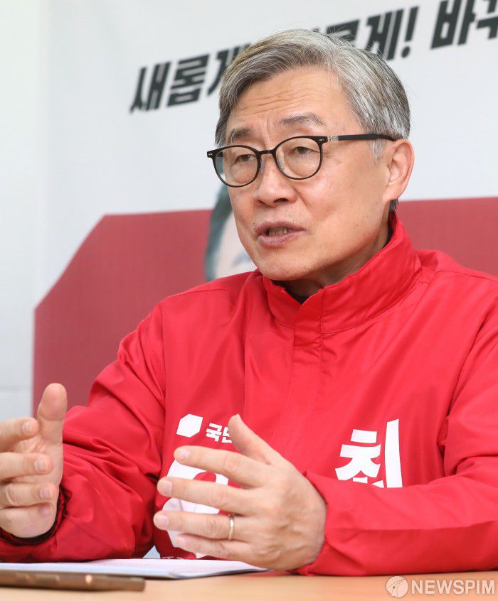 [서울=뉴스핌] 김민지 기자 = 서울 종로 보궐선거에 출마한 최재형 국민의힘 후보가 지난 3일 서울 종로구 선거사무소에서 뉴스핌과 인터뷰를 하고 있다. 2022.03.03 kimkim@newspim.com