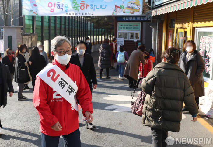 [서울=뉴스핌] 김민지 기자 = 서울 종로 보궐선거에 출마한 최재형 국민의힘 후보가 지난 3일 서울 종로구 세검정초등학교 인근에서 시민들에게 인사를 하고 있다. 2022.03.03 kimkim@newspim.com