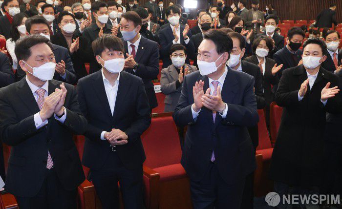 [서울=뉴스핌] 이형석 기자 = 윤석열 대통령 당선인이 지난 10일 오후 서울 여의도 국회 도서관에서 열린 대선 국민의힘 선거대책본부 해단식에서 이준석 대표와 김기현 원내대표, 권영세 선거대책본부장 등 참석자들과 함께 대선 승리를 자축하고 있다. 2022.03.10 leehs@newspim.com