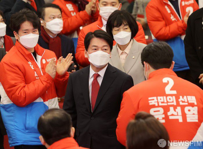[서울=뉴스핌] 최상수 기자 = 안철수 국민의당 대표가 윤석열 국민의힘 대선 후보의 제20대 대통령 당선을 축하하기 위해 지난 10일 새벽 서울 여의도 국회도서관에 마련된 개표상황실에 들어서고 있다. 2022.03.10 kilroy023@newspim.com