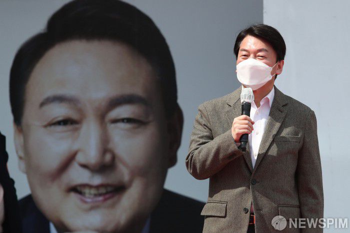 [부산=뉴스핌] 최상수 기자 = 안철수 국민의당 대표가 지난 8일 오후 부산 연제구 온천천에서 열린 윤석열 국민의힘 대선 후보의 '국민이 승리합니다' 부산 거점유세에 참석해 윤 후보 지지를 호소하고 있다. 2022.03.08 kilroy023@newspim.com