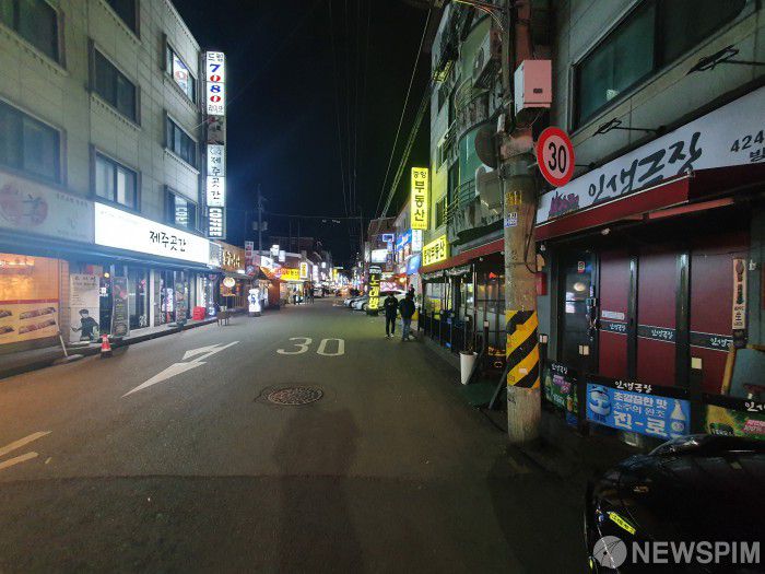 [서울=뉴스핌] 윤준보 기자 = 21일 밤 9시경 서울 송파구 방이동 먹자골목 2022.03.22 yoonjb@newspim.com