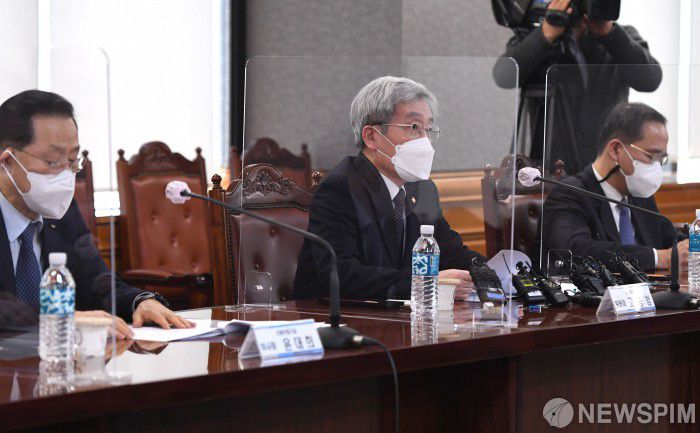 [서울=뉴스핌] 황준선 기자 = 고승범 금융위원장이 23일 오후 서울 중구 은행연합회에서 열린 '만기연장·상환유예 조치 연장 관련 금융위원회-금융권 간담회'에서 모두발언을 하고 있다. 2022.03.23 hwang@newspim.com