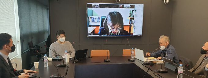 사단법인 유라시아21이 23일 한국무역협회와 공동 주최한 '우크라이나 사태 이후 세계 경제와 한·러 경제협력' 정책세미나에서 발제자와 패널들이 온·오프라인으로 토론하고 있다. [사진=유라시아21]