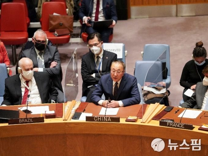 [신화사=뉴스핌 특약] 홍우리 기자 = 우크라이나 사태와 관련해 21일 밤 9시(현지시간) 소집된 UN 안전보장이사회 긴급 회의에서 장쥔(張軍) 유엔(UN) 주재 중국 대사가 발언하고 있다. 장쥔 대사는 이날 "유관국은 자제력을 유지하면서 대화와 협상을 통해 평화적으로 해결해야 한다"고 말했다. 2022.02.23 hongwoori84@newspim.com