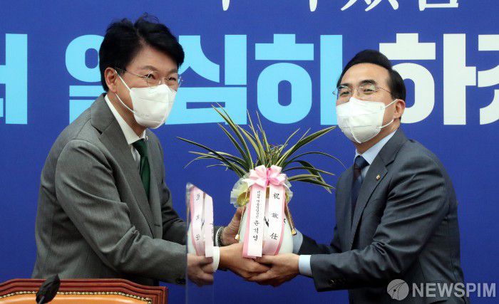 [서울=뉴스핌] 이형석 기자 = 박홍근 신임 더불어민주당 원내대표가 25일 오전 국회에서 장제원 대통령 당선자 비서실장의 예방을 받고 있다. 2022.03.25 leehs@newspim.com