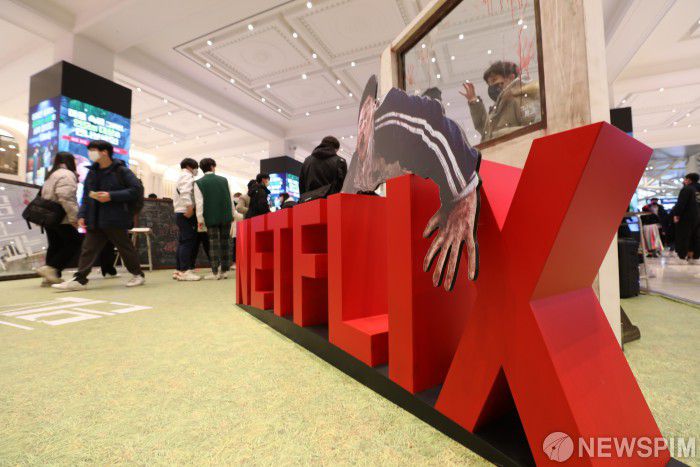 [서울=뉴스핌] 김민지 기자 = 드라마 '지금 우리 학교는'이 넷플릭스 TV쇼 부문 전 세계 1위에 오르며 돌풍인 가운데 6일 오후 서울 서초구 고속버스터미널 센트럴시티 '지금 우리 학교는' 팝업존이 시민들로 붐비고 있다. 2022.02.06 kimkim@newspim.com