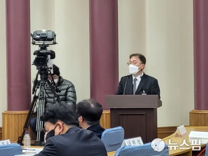 신용상 한국금융연구원 금융리스크연구센터장이 30일 국회의원회관 제1소회의실에서 열린 '국내 금융시장 3대 리스크, 새 정부의 대응전략은' 제하의 토론회에서 주제발표를 하고 있다.