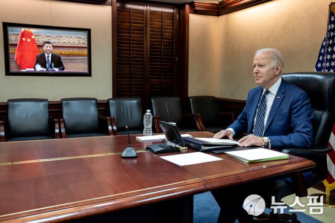 [워싱턴 로이터=뉴스핌]김근철 기자=조 바이든 미국 대통령이 18일(현지시간) 백악관에서 시진핑 중국 국가주석과 화상 회담을 갖고 있다. 2022.03.19 kckim100@newspim.com