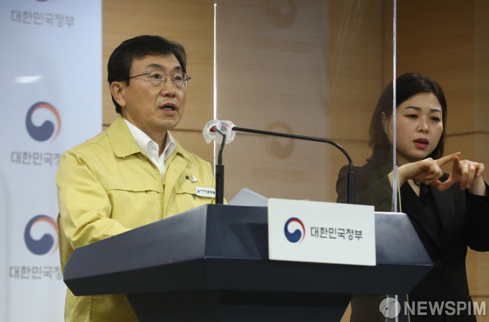 [서울=뉴스핌] 김민지 기자 = 권덕철 중앙재난안전대책본부 1차장(보건복지부 장관)이 1일 오전 서울 종로구 정부서울청사에서 열린 코로나19 대응 중대본 정례브리핑에서 새 거리두기 조정안을 발표하고 있다. 이날 권 1차장은 "앞으로 2주간 코로나19 감소세가 유지된다면 실내 마스크 착용을 제외한 영업시간 제한, 사적모임·행사 인원 제한 등 방역 조치를 모두 해제할 수 있다"고 밝혔다. 2022.04.01 kimkim@newspim.com