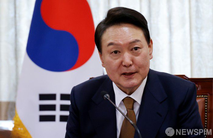 [서울=뉴스핌] 인수위사진기자단 = 윤석열 대통령 당선인이 지난 1일 서울 종로구 통의동 인수위 집무실에서 이사 압둘라 술탄 알사마히 주한 아랍에미리트 대사관 대리, 자카리아 하메드 힐랄 알사디 주한 오만 대사, 사미 알사드한 주한 사우디아라비아 대사, 바데르 모하메드 알아와디 주한 쿠웨이트 대사, 미샬 사이드 알쿠와리 주한 카타르대사관 대리를 접견하며 인사말을 하고 있다. 2022.04.01 photo@newspim.com