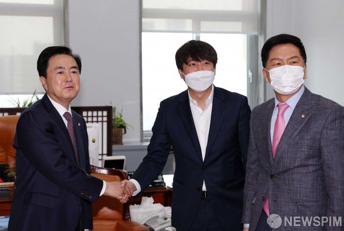 [서울=뉴스핌] 이형석 기자 = 이준석 국민의힘 대표(가운데)가 4일 여의도 국회 농림축산식품해양수산위원장실에서 김태흠 의원과 만나고 있다. 오른쪽은 김기현 원내대표. 2022.04.04 leehs@newspim.com