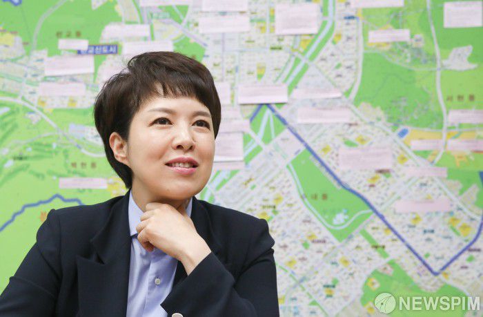 [서울=뉴스핌] 최상수 기자 = 국민의힘 차기 당 대표에 도전하는 김은혜 의원이 27일 오전 서울 여의도 국회에서 뉴스핌과 인터뷰를 하고 있다. 2021.05.27 kilroy023@newspim.com