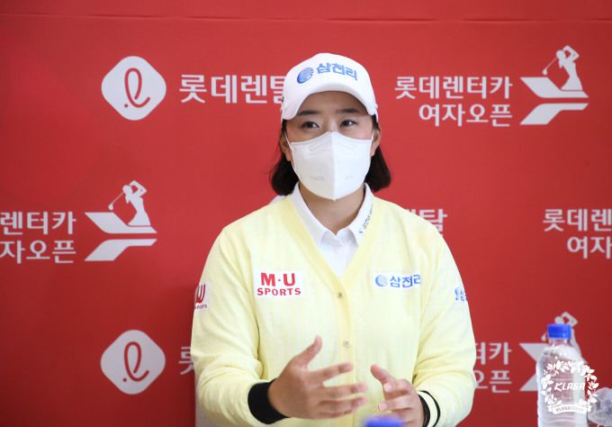 개막전 첫날 선두를 차지, 밝은 표정으로 인터뷰하는 김해림. [사진= KLPGA]